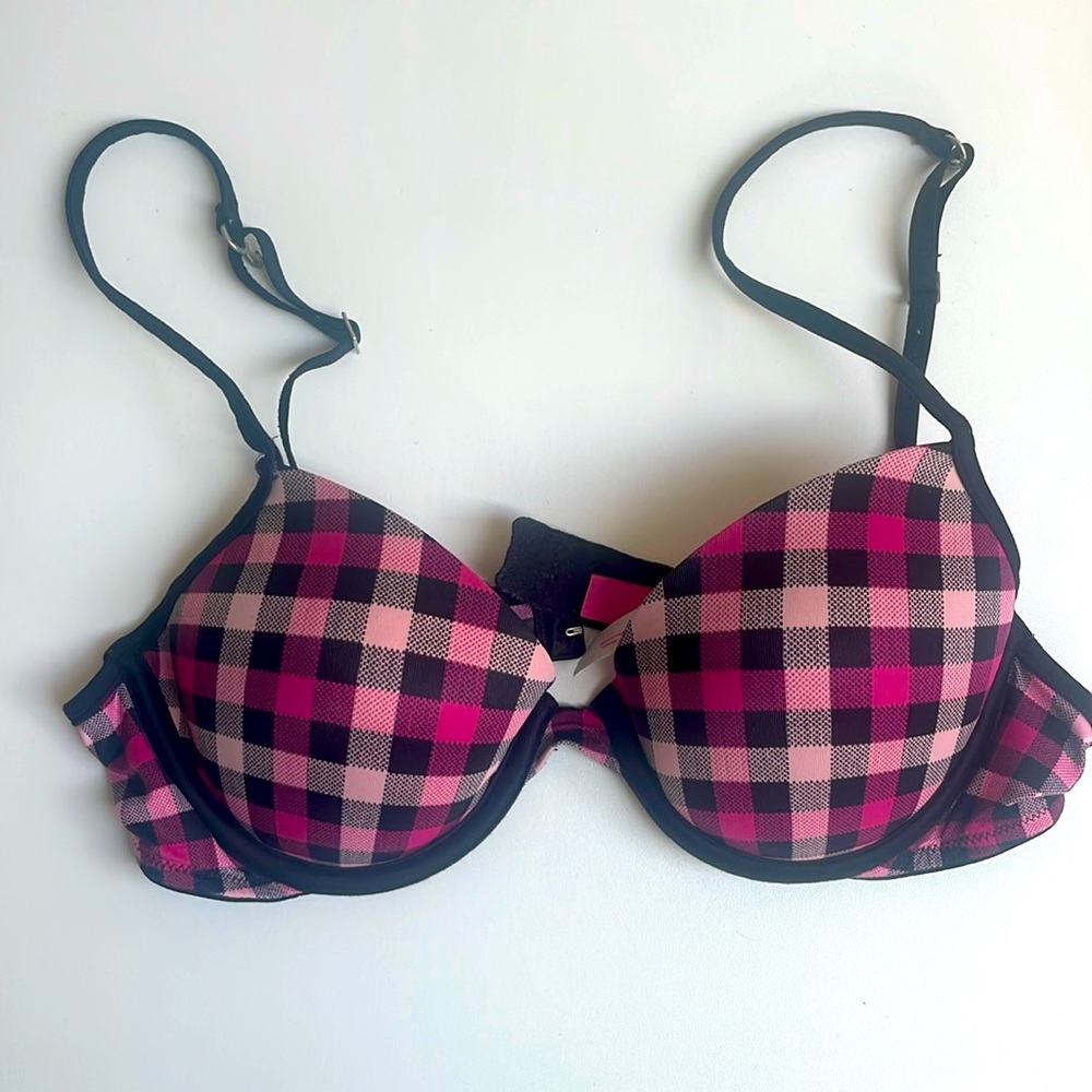 Victoria’s Secret T-shirt Demi bra